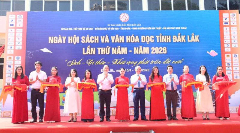 Các đại biểu thực hiện nghi thức cắt băng khai mạc Ngày Sách và Văn hóa đọc tỉnh Đắk Lắk lần thứ 5 năm 2026.