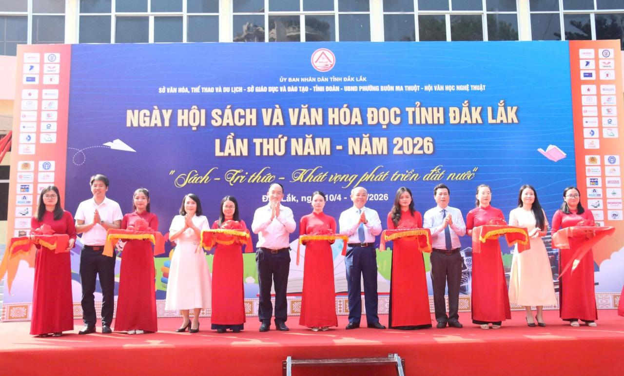 Các đại biểu thực hiện nghi thức cắt băng khai mạc Ngày Sách và Văn hóa đọc tỉnh Đắk Lắk lần thứ 5 năm 2026.