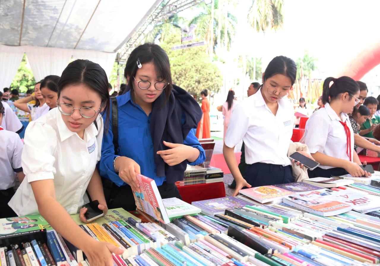 Đông đảo học sinh, người dân tham gia trải nghiệm đọc sách tại không gian trưng bày trong khuôn khổ ngày hội.