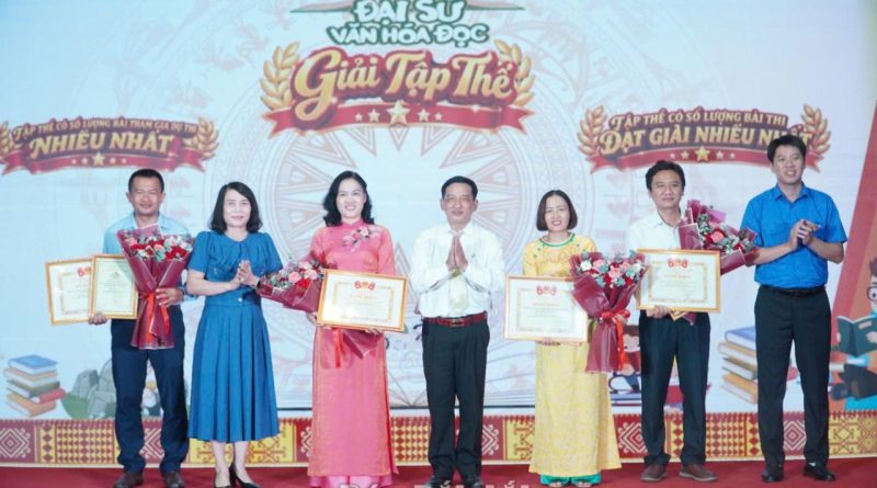 Ban tổ chức cuộc thi trao giải tập thể cho 4 đơn vị trường học.